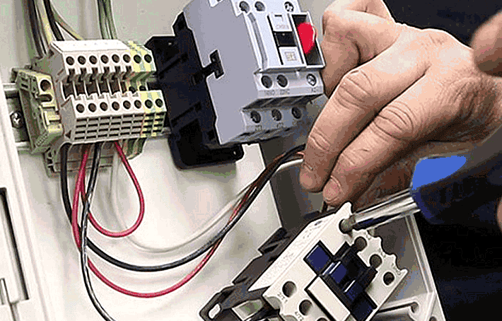 هنگام نصب و سیمبندی کنتاکتور، رعایت نکات ایمنی بسیار حائز اهمیت است